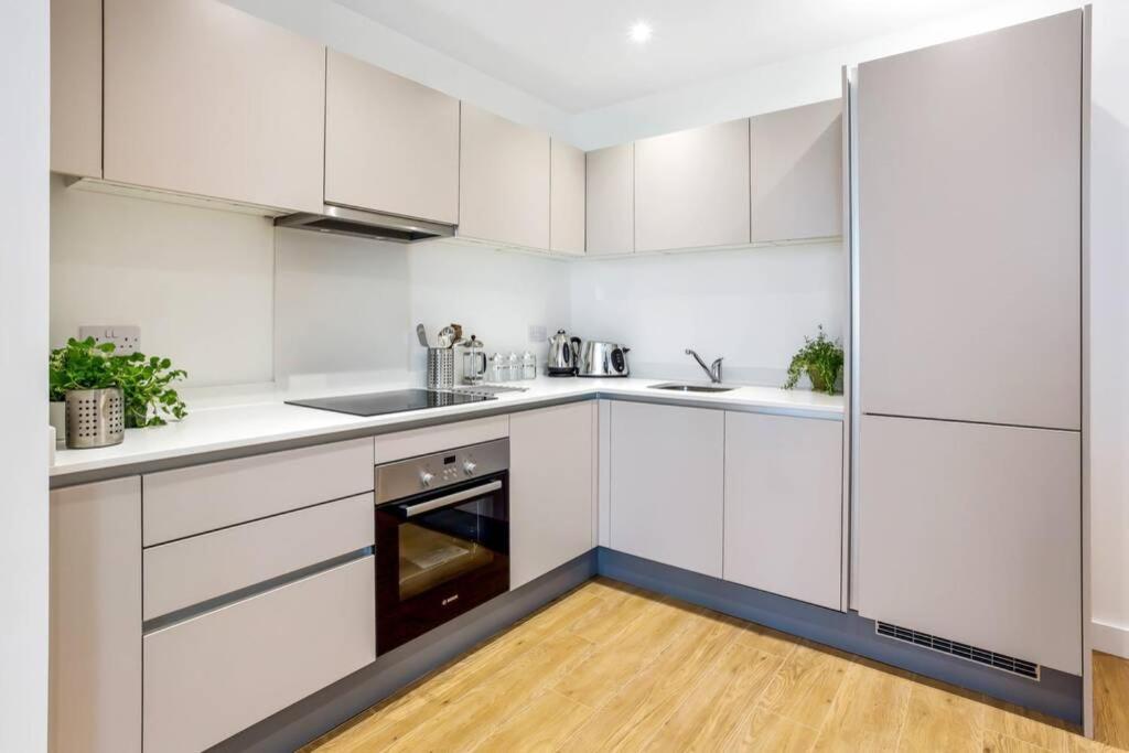 Stunning 2 Bed/2 Bath In Town Centre & Parking! Appartement Bracknell Buitenkant foto