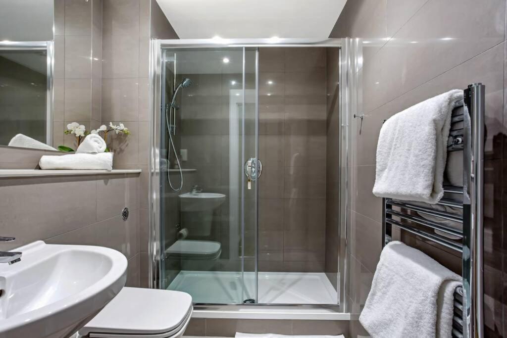 Stunning 2 Bed/2 Bath In Town Centre & Parking! Appartement Bracknell Buitenkant foto